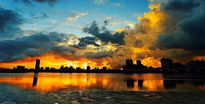 9. Sự tĩnh lặng trước bão: Một sự yên tĩnh kỳ lạ có thể xảy ra ngay trước khi một cơn bão dữ dội hoặc lốc xoáy xuất hiện. Không có âm thanh của chim hót, côn trùng, hoặc gió thổi, tạo ra một cảm giác căng thẳng báo trước những sự kiện thời tiết nguy hiểm.