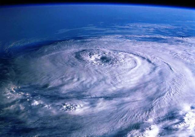 10. Thay đổi áp suất đột ngột: Áp suất không khí giảm mạnh trong một khoảng thời gian ngắn là tín hiệu của một cơn bão đang tiến đến. Bạn có thể cảm nhận điều này nếu đang ở trên núi hoặc những vùng cao khi trời đột ngột có cảm giác "nặng nề" hoặc "nén". (Ảnh trong bài: Internet)