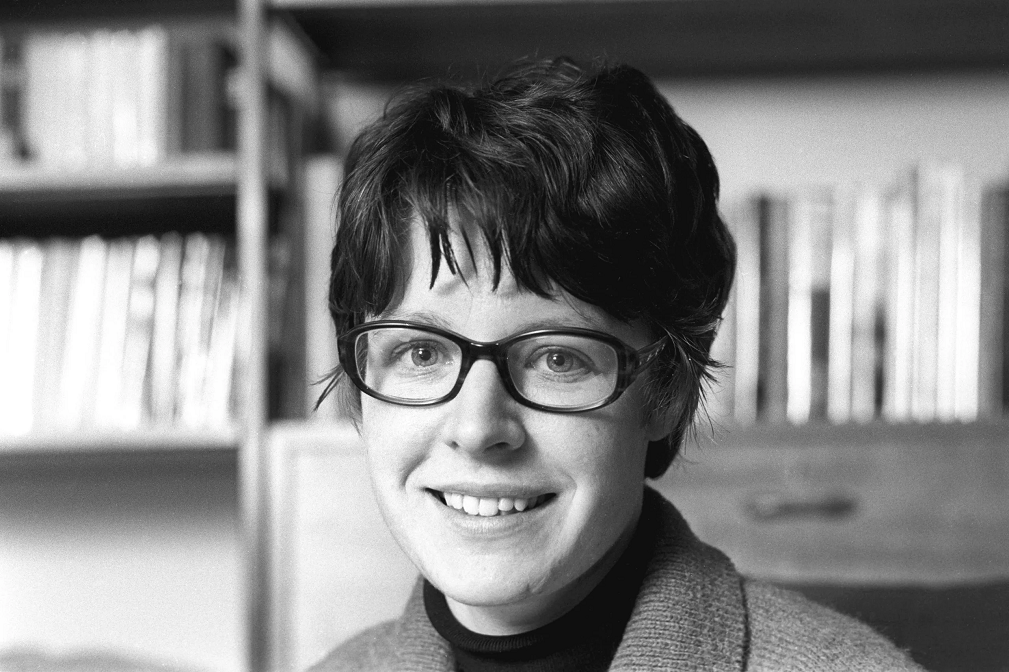 7. Jocelyn Bell Burnell (1943 - nay): Jocelyn Bell Burnell là một nhà vật lý thiên văn người Anh, người đã phát hiện ra các sao xung vô tuyến đầu tiên. Tuy nhiên, giải Nobel Vật lý cho phát hiện này lại được trao cho người giám sát luận án của bà. (Ảnh:The New Yorker)