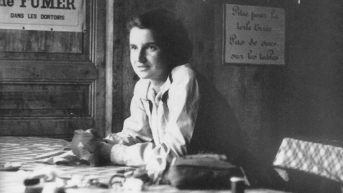 6. Rosalind Franklin (1920 – 1958): Rosalind Franklin là một nhà hóa học người Anh, nổi tiếng với bức ảnh X-quang “Photo 51” giúp mở ra phát hiện về chuỗi xoắn kép DNA. Tuy nhiên, công lao của bà đã bị lu mờ bởi hai nhà khoa học nam khác. (Ảnh:Cold Spring Harbor Laboratory)