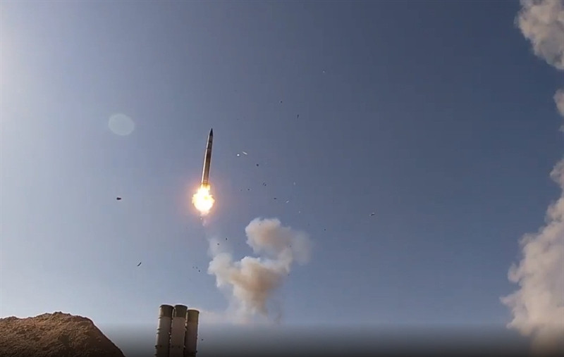 Tuy nhiên, tất cả những chiêu "máy bay địch" áp dụng đều không lọt được qua tai mắt của phòng không Nga. Ngay khi lọt vào tầm tác xạ, chú đã bị khóa mục tiêu và bị tên lửa đất đối không đánh chặn.