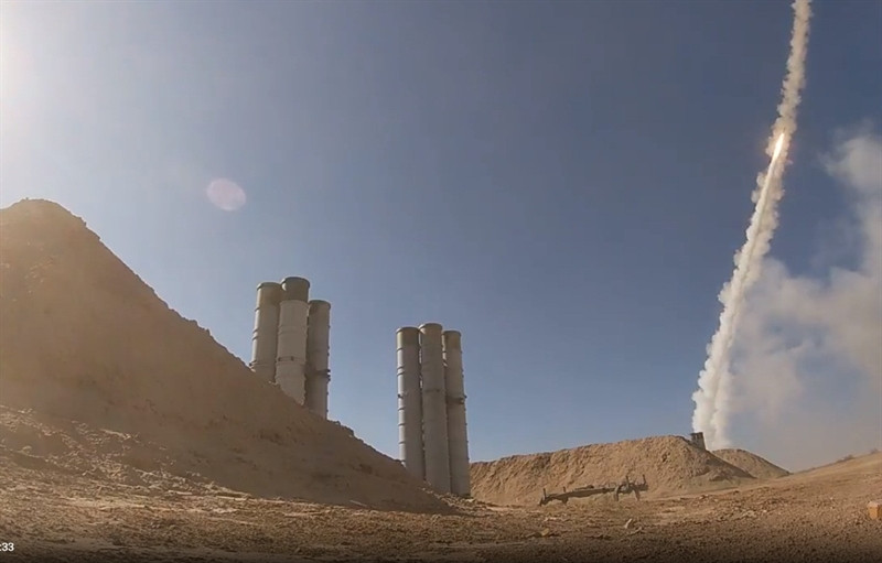 "Tất cả những mục tiêu xâm nhập đều bị tiêu diệt bởi kíp chiến đấu của S-400, Pantsir-S1, Buk-M2 và một số tiêm kích Su-30SM của Không quân Nga. Cùng với đó, những hệ thống đánh chặn này cũng đã diệt thành công 15 mục tiêu mô phỏng tên lửa tốc độ cao của kẻ thù", thông báo của Bộ Quốc phòng Nga cho biết.