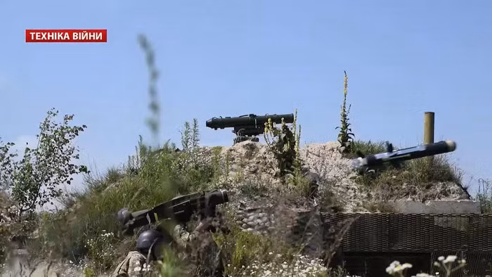 Hãy nhớ lại rằng quân đội Ukraine đã nhận lô Javelin ATGM đầu tiên từ Mỹ vào năm 2018. Tổng cộng, họ đã có 37 bệ phóng và 210 tên lửa. Quốc hội Mỹ thông qua việc giao lô tên lửa thứ hai vào năm ngoái, trị giá đơn hàng là 40 triệu USD.