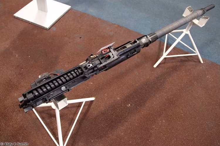 Các máy bay chiến đấu Su-35 có thể mang theo 150 viên đạn sử dụng cho pháo cao tốc GSh-301 gắn trên gốc cánh bên phải.