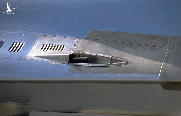 Pháo GSh-301 ra đời để thực hiện nhiệm vụ cận chiến trên không của chiến đấu cơ khi quá gần để sử dụng tên lửa đối không. Nó có trọng lượng 46kg, tổng chiều dài 1.978mm, trong đó nòng pháo dài tới 1.500mm. Đây là loại pháo phòng không nhẹ nhất thế giới trang bị trên máy bay chiến đấu. 