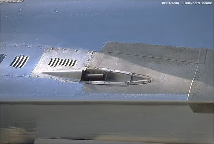 Theo một nguồn tin chưa được xác nhận trên diễn đàn hàng không quân sự Nga thì trước đó chiếc Su-35S đã nhận được lệnh xuất kích khẩn cấp (QRA) và vì vậy có nạp đạn thật 30mm trong pháo GSh-301.