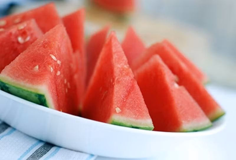 Dưa hấu chứa tới 92% nước, do đó bạn nên ăn loại quả này thường xuyên để tránh khỏi tình trạng khô da, bong tróc, nứt nẻ trong mùa đông. Ảnh: infonet.
