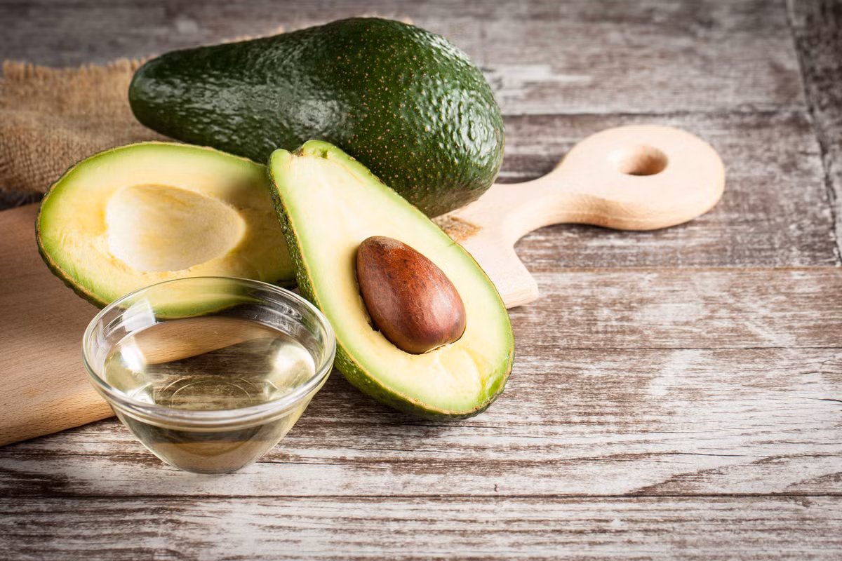 Ngoài những loại quả trên, quả bơ cũng có tác dụng chống khô da, nứt nẻ da cực kỳ hiệu quả mà bạn nên ăn trong mùa đông. Ảnh: hellobacsi.