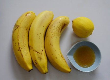 Công thức rất đơn giản. Bạn chỉ cần nghiền nhuyễn chuối và trộn đều với 1 lòng đỏ trứng gà, 1 thìa mật ong, 1 thìa nước cốt chanh. Sau đó đắp lên da khoảng 10 – 15 phút rồi rửa sạch lại với nước. Ảnh: trivettham.