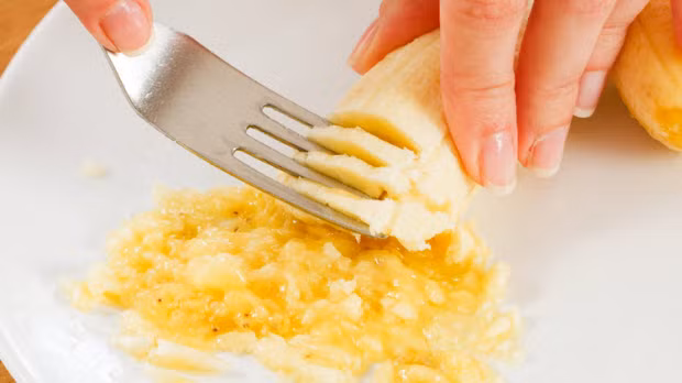 Bạn có thể nghiền nát một quả chuối và đắp lên mặt trong 30 phút, sau đó rửa mặt lại với nước sạch. Ảnh: yeuthuongconcai.