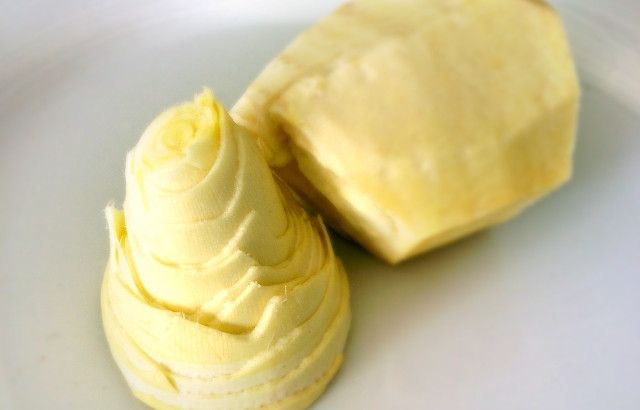 Bên cạnh đó, bạn có thể đun măng tươi (để cả vỏ) trong nước gạo và bỏ thêm vài trái ớt đã bỏ hạt cho đến khi măng mềm. Ảnh: explus