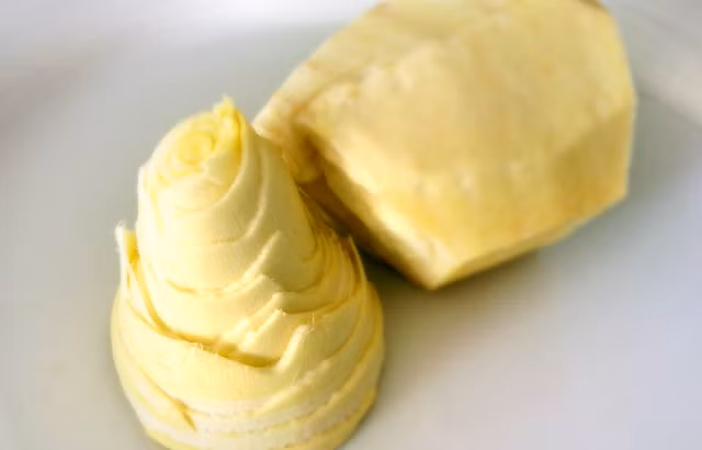 Bên cạnh đó, bạn có thể đun măng tươi (để cả vỏ) trong nước gạo và bỏ thêm vài trái ớt đã bỏ hạt cho đến khi măng mềm. Ảnh: explus