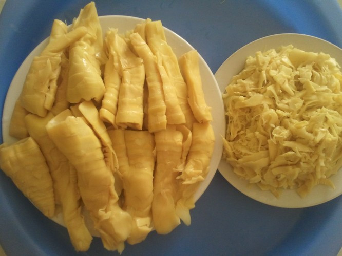 Ngoài ra, với các loại măng độc, măng đắng, bạn có thể xử lý bằng cách ngâm măng với nước vôi trong. Ảnh: doisongphapluat.