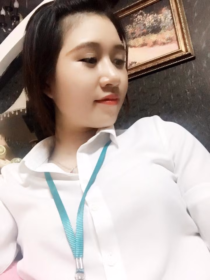 Được biết, bức ảnh "hot girl gặt lúa" được Trần Thị Tâm đăng tải hôm qua 5/6 và hiện cũng đã có được hơn 1300 lượt thích. Theo lời kể của Tâm, bức ảnh được chụp lúc cô ra đồng làm việc cùng bố mẹ cuối tuần vừa qua. Do là con út trong gia đình, 3 chị lớn đều đã lập gia đình, bận rộn và có thời gian hạn hẹp nên Trần Thị Tâm luôn muốn tranh thủ trở về nhà, phụ giúp bố mẹ công việc đồng áng, vừa để xả stress sau một tuần làm việc bàn giấy nhiều căng thẳng.