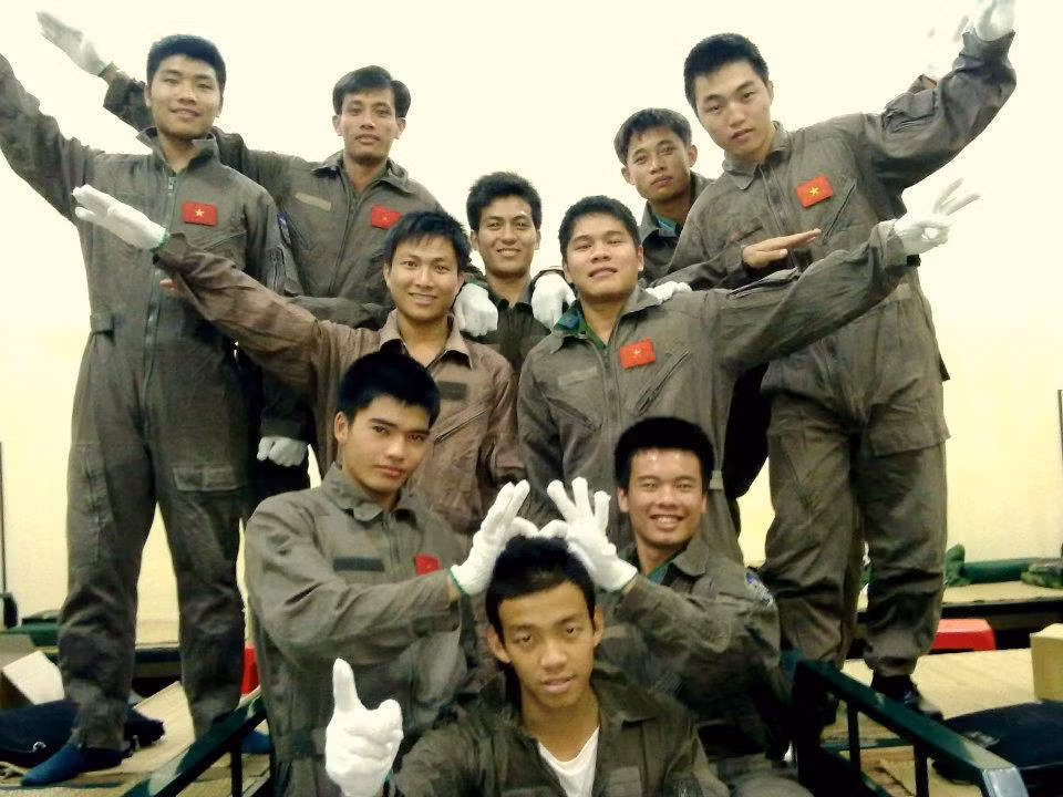 Ngoài là một phi công, Hoài An ngoài giờ tập luyện, làm nhiệm vụ còn được biết đến là một chàng trai 9X rất đa tài và có năng khiếu âm nhạc.