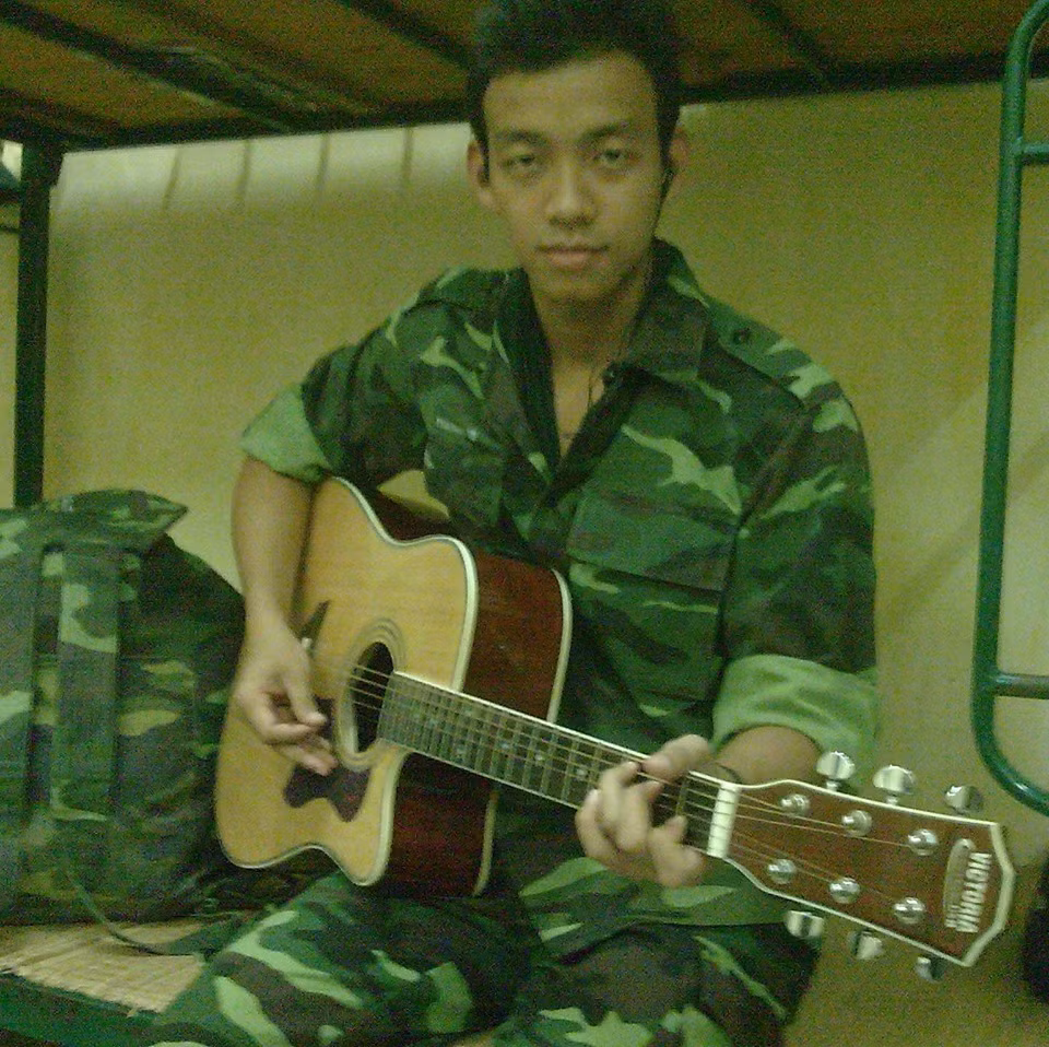 Anh chàng phi công trẻ tuổi tuổi có khả năng chơi tốt các loại nhạc cụ như guitar, piano và có giọng hát khá hay. Anh là cây văn nghệ của trung đoàn, là người mang đến nhiều niềm vui, phút giây thư giãn, giải tỏa áp lực cho bạn bè, đồng nghiệp, đồng chí cùng đơn vị.