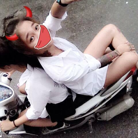 Ngoài ra trên trang cá nhân của mình, Thùy Kha còn thường thể hiện một phong cách sống khá phóng khoáng của mình. Có khuôn mặt khá xinh đẹp, nhưng Thùy Kha đã tạo ra ấn tượng riêng biệt bằng những hình xăm trên cơ thể, khác với đa phần những cô gái ở cùng lứa tuổi, luôn yêu thích vẻ dịu dàng, nữ tính, luôn thích chạy theo những chuẩn mực mới về cái đẹp.