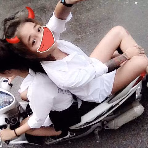 Ngoài ra trên trang cá nhân của mình, Thùy Kha còn thường thể hiện một phong cách sống khá phóng khoáng của mình. Có khuôn mặt khá xinh đẹp, nhưng Thùy Kha đã tạo ra ấn tượng riêng biệt bằng những hình xăm trên cơ thể, khác với đa phần những cô gái ở cùng lứa tuổi, luôn yêu thích vẻ dịu dàng, nữ tính, luôn thích chạy theo những chuẩn mực mới về cái đẹp.