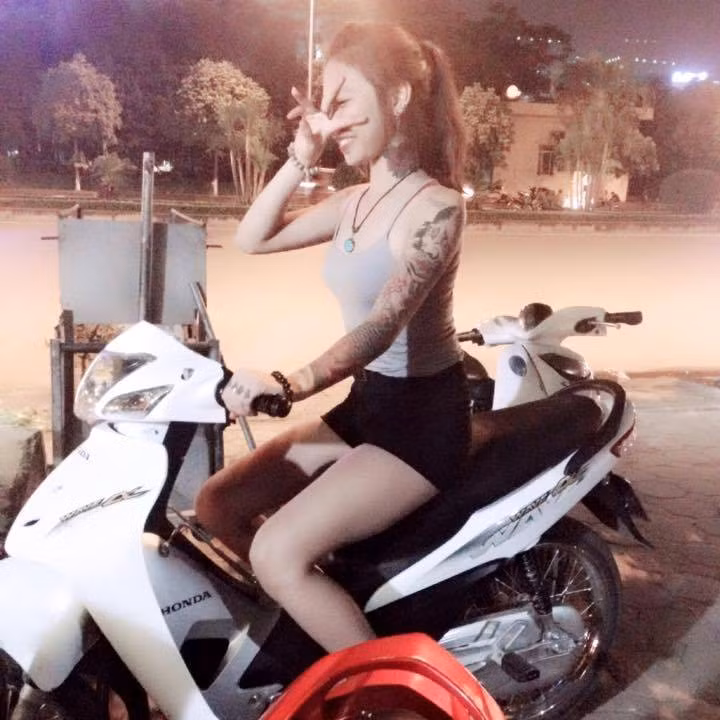 Xem thêm những bức ảnh của cô gái thú vị này, có thể thấy việc chụp ảnh với xe máy bình dân đã trở thành một thói quen, sở thích đặc biệt. Không chỉ chụp bên chiếc Dream chiến, cô gái trẻ còn thích chụp ảnh bên những chiếc xe Wave, dù không đắt tiền nhưng vẫn khá bắt mắt nhờ màu sơn “chất”. Thậm chí trong một số bức ảnh đăng tải trên trang cá nhân, cô gái trẻ này còn tiết lộ rằng: “Nếu yêu em thì phải yêu luôn cả Wave”.