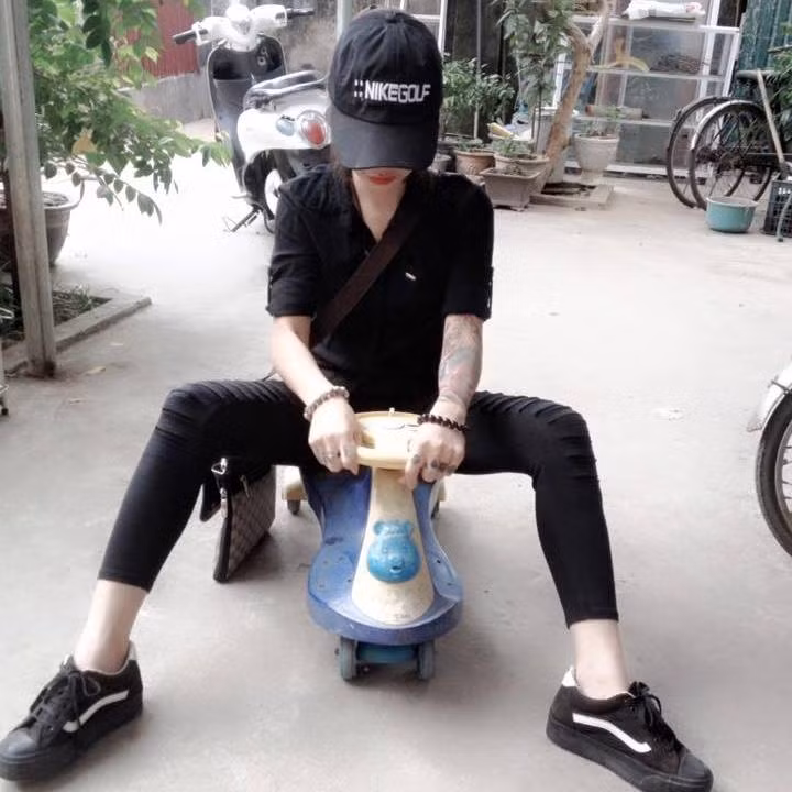 Tuy nhiên, Thùy Kha dường như vẫn tỏ ra bất chấp, “miễn dịch” với những lời chỉ trích. Cô nàng coi tất cả đó là sở thích cá nhân và không trông mong tất cả mọi người cũng yêu thích chúng giống như mình. Thỉnh thoảng Thùy Kha vẫn xuất hiện trong những bức ảnh ngồi trên xe đồ chơi với thái độ ngông nghênh, một chút bất cần như để đáp trả những lời chỉ trích.