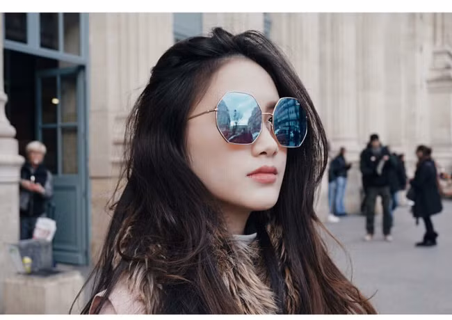 Theo thời gian, nhan sắc, vẻ bề ngoài của ChiChi đã có ít nhiều thay đổi. Nếu như trước đây, ChiChi xinh xắn, dễ thương theo phong cách của một nữ sinh “kẹo ngọt”, thì hiện tại, khi đã 19 tuổi, ChiChi ngày một rạng rỡ, quyến rũ và đặc biệt là đã trở thành một “hot girl sang chảnh”. ‘