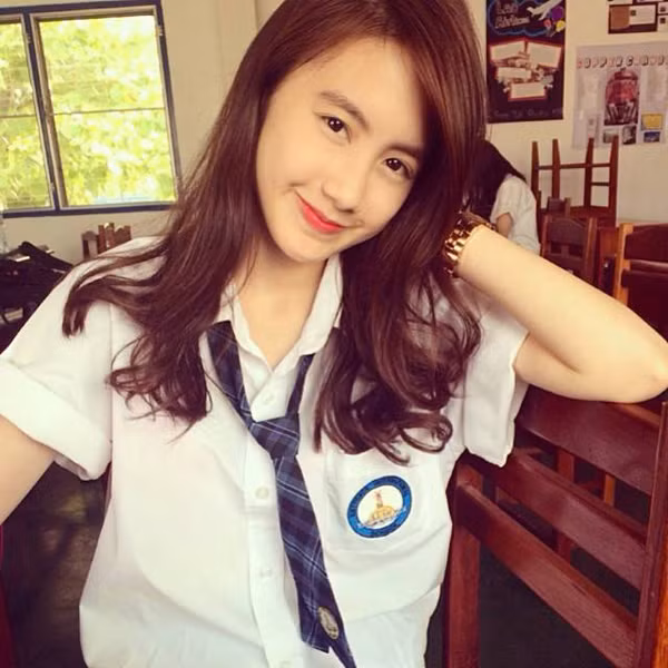 Ở Lào, Phoiphailin Sivilay được biết đến từ năm 14 tuổi sau khi loạt ảnh chụp lúc mặc đồng phục học sinh của cô được chia sẻ trên mạng xã hội. Khi ấy, dân mạng Lào và Việt Nam biết đến Phoiphailin Sivilay với nickname, tài khoản Facebook mang tên ChiChi Svl. Không chỉ xinh xắn, dễ thương mà ChiChi còn được nhiều bạn trẻ ngưỡng mộ nhờ khả năng thông thạo 4 ngôn ngữ khác nhau.