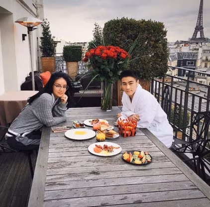 Kim Lim còn là gương mặt thường xuyên xuất hiện trên các trang bìa tạp chí nổi tiếng của Singapore nhờ vẻ đẹp, sự quyến rũ và phong cách thời trang đẳng cấp. Cặp đôi Kim Lim - Mario Ho được cho là rất xứng đôi vừa lứa, họ vừa có tài vừa có sắc và đằng sau họ là hai gia đình vô cùng giàu có và nổi tiếng ở Hong Kong và Singapore. Những người không ưa Kim Lim thì lại cho rằng cô nàng may mắn khi "tròng cổ" được một chàng trai quá tuyệt vời như Mario Ho.