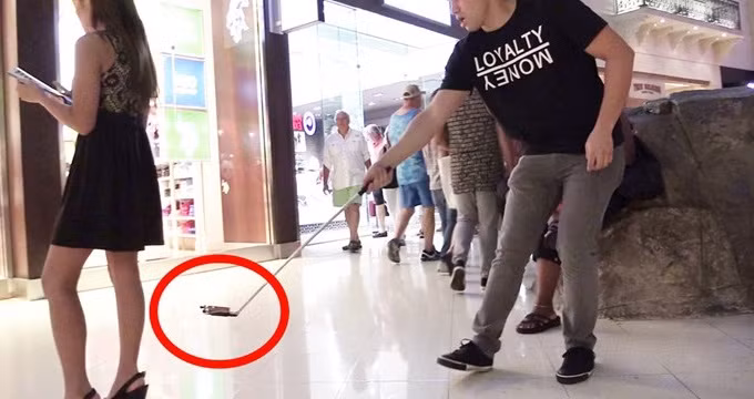 Chiếc gậy "tự sướng" tưởng chừng như vô hại nhưng nếu rơi vào tay những kẻ có đầu óc đen tối, chúng sẽ trở thành công cụ chụp ảnh lén cực nhanh, cực nguy hiểm với những cô nàng mặc váy.