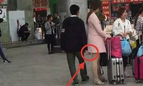 Khi phát hiện, tốt nhất nên bình tĩnh để xử lý, không cần thiết phải quá hoảng sợ hay la hét mà cần tỏ một thái độ cương quyết, mạnh mẽ, cứng rắn với kẻ đã quấy rối mình. Nếu có thể hãy bình tĩnh nói chuyện với những người xung quanh, hoặc những nhân viên an ninh ở nơi công cộng để có được sự giúp đỡ.