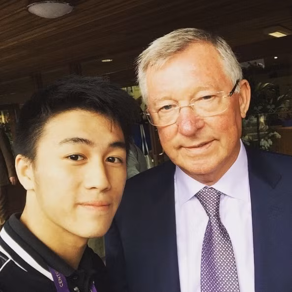 Nói thêm về Mario Ho, anh sinh trưởng trong một gia đình mà bố anh có tới 4 người vợ và 17 đứa con. Dù đông anh em nhưng với gia thế quá lớn, Mario Ho cũng không hề phải chịu thiệt thòi về kinh tế hay nguồn trợ cấp tiền bạc từ gia đình. Ngược lại, trong số tất cả 17 anh chị em, Mario Ho còn là một trong những người nổi tiếng và có cuộc sống xa hoa nhất.