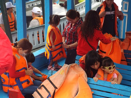 Ngay sau khi lên tàu, ổn định chỗ ngồi, việc mà khách du lịch nên làm đầu tiên là quan sát, nắm bắt vị trí đặt áo phao, phao bơi, thuyền cứu hộ... để ứng biến thật nhanh khi có tình huống xấu xảy ra. Nếu không cảm thấy phiền phức, ngại vướng bận... lời khuyên là nên mặc luôn áo phao khi vừa lên tàu và những con tàu lớn, uy tín thường trang bị ít nhất một áo phao cho mỗi hành khách. Nếu như không thấy những phương tiện cứu hộ cần thiết xuất hiện trên tàu, xin đừng ngại ngần thắc mắc với thủy thủ hoặc những người phục vụ trên tàu và yêu cầu được giúp đỡ trong những tình huống khẩn cấp.