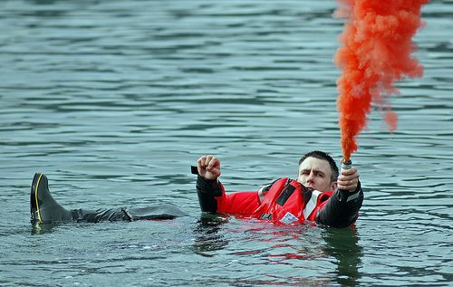 Nếu không may bị trôi đi quá xa khỏi nơi tàu chìm, người gặp nạn cần tập trung quan sát để nhận ra các dấu hiệu của đội cứu hộ, sau đó sử dụng các vật dụng có sẵn như còi, đèn gắn liền với áo phao, quần áo sáng màu, pháo sáng để giúp lực lượng cứu hộ xác định được vị trí. Nếu như có thể, hãy tận dụng hướng gió, sóng để tự tìm được vào bờ hoặc trở về nơi lực lượng cứu hộ đã kiểm soát được. Ảnh minh họa.