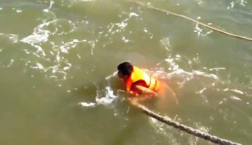 Sau khi xuống nước, không nên vùng vẫy quá nhiều để tránh kiệt sức mà nên bình tĩnh quan sát, tìm đến thuyền cứu hộ. Không nên ở quá gần khu vực tàu đang chìm và cũng không nên bơi đi quá xa để lực lượng cứu hộ gặp bớt khó khăn trong quá trình xác định vị trí. Ngoài ra, trong trường hợp tàu chìm, dầu bị loang ra sông, biển, những người gặp nạn cần bơi tránh xa những vùng có dầu để tránh bị nhiễm độc, nguy hiểm đến tính mạng trước khi lực lượng cứu hộ có mặt.