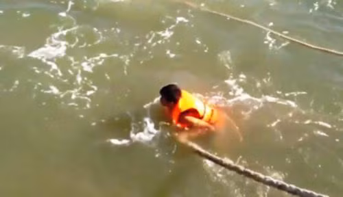 Sau khi xuống nước, không nên vùng vẫy quá nhiều để tránh kiệt sức mà nên bình tĩnh quan sát, tìm đến thuyền cứu hộ. Không nên ở quá gần khu vực tàu đang chìm và cũng không nên bơi đi quá xa để lực lượng cứu hộ gặp bớt khó khăn trong quá trình xác định vị trí. Ngoài ra, trong trường hợp tàu chìm, dầu bị loang ra sông, biển, những người gặp nạn cần bơi tránh xa những vùng có dầu để tránh bị nhiễm độc, nguy hiểm đến tính mạng trước khi lực lượng cứu hộ có mặt.