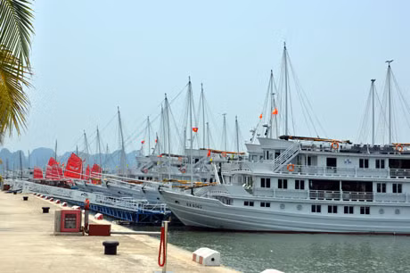 Du lịch đường thủy trên sông, biển đang ngày một phổ biến hơn ở Việt Nam. Tuy nhiên, không phải ai cũng biết rõ và nắm được những cách đảm bảo an toàn cho bản thân cũng những người thân khi các con tàu du lịch không may gặp nạn. Theo một số bài chia sẻ trên mạng xã hội sau vụ chìm tàu sông Hàn, điều kiện tiên quyết để đảm bảo được an toàn khi du lịch đường thủy là việc lựa chọn tàu trước khi đi. Trước khi quyết định lựa chọn con tàu nào để đi lịch, cần có sự tìm hiểu chọn tàu có chất lượng, khả năng an toàn cao và đến từ các công ty du lịch uy tín. Ảnh trong bài: Báo Quảng Ninh/ĐSPL/TPO.