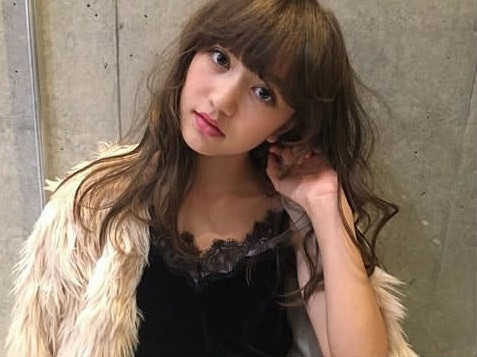 Theo tìm hiểu, thiên thần lai xinh đẹp đang gây náo loạn mạng quốc tế tên thật là Kimura Yuriya, có nickname là KYM. Cô gái này có bố là người Nga, mẹ là người Nhật Bản nên đã được thừa hưởng những nét đẹp đặc trưng của cả người Âu và Á, tạo nên ngoại hình, vóc dáng cùng một khuôn mặt xinh đẹp, hết sức ấn tượng.