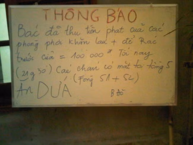 Trên cánh cổng khu trọ của bác Đỏ có treo một bảng thông báo, tại đây bác Đỏ thường xuyên để lại những lời nhắn gửi tới toàn thể các sinh viên. Những thông báo thường có nội dung như nêu giờ, số phòng để các sinh viên đến lấy đồ ăn, hoặc những cuộc vui mà bác Đỏ sắp xếp riêng cho các cháu trong những ngày đặc biệt.