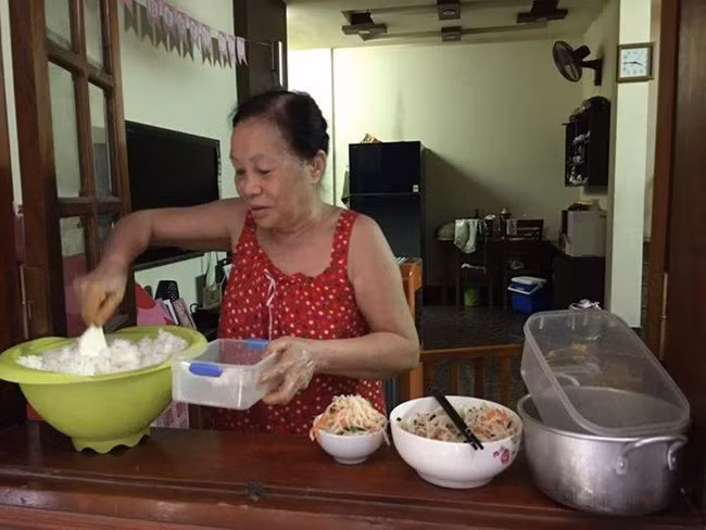 Theo tìm hiểu, bác chủ nhà tốt bụng được nhắc đến tên thật là Nguyễn Thị Đỏ, 70 tuổi, là chủ khu trọ nằm sâu trong ngõ 1096 trên đường Láng, Hà Nội. Khu trọ của bác Đỏ có đến 40 phòng và hầu như các bạn sinh viên đến đây thuê ở đều "không muốn chuyển đi" bởi ở đây an ninh tốt, hơn nữa lại có bác chủ nhà tâm lý, dễ thương và rất quan tâm tới các bạn trẻ.