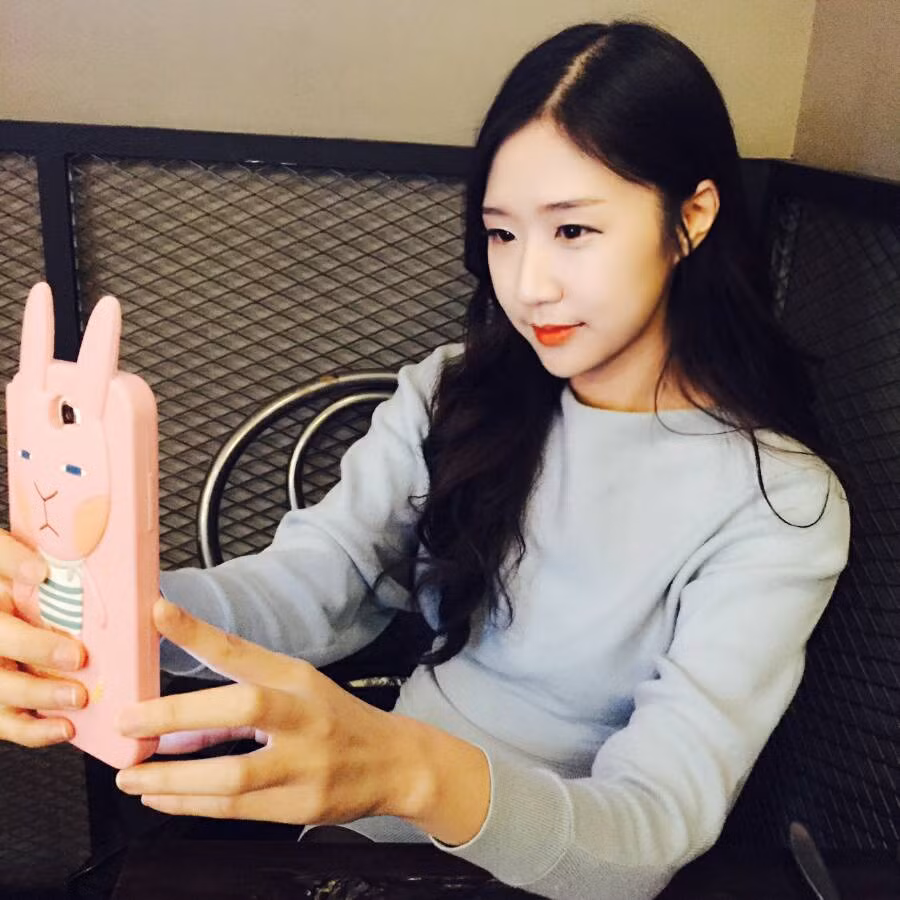 Shin Jin Ju được biết đến lần đầu khi chia sẻ clip cover nhiều ca khúc tiếng Việt nổi tiếng. Dù vẫn còn phát âm sai, nhầm lẫn ở một vài từ, chữ khó nhưng với giọng hát hay cùng vẻ ngoài xinh đẹp, cô nữ sinh Hàn Quốc này vẫn dễ dàng "đốn tim" dân mạng Việt và trở thành nhân vật trong nhiều bài viết giới thiệu trên các trang tin dành cho giới trẻ. Với sự cởi mở và tính tình dễ thương, Shin Jin Ju mang đến nhiều câu chuyện hết sức thú vị trong quá trình cô học và trải nghiệm một ngôn ngữ khó như tiếng Việt.