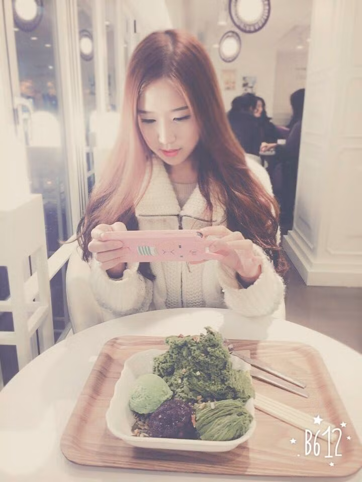 Hiện tại, khi dùng mạng xã hội, Shin Jin Ju vẫn sử dụng song song hai ngôn ngữ Hàn – Việt. Hầu hết những dòng status, dòng mô tả các bức ảnh của Shin Jin Ju đều được viết bằng tiếng Việt với câu, từ, dấu câu cùng ngữ pháp đạt chuẩn. Bên dưới những dòng chữ tiếng Việt vẫn là dòng dịch sang tiếng Hàn Quốc để bạn bè tiện theo dõi, đọc hiểu.