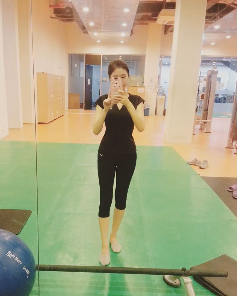 Ngoài những câu chuyện thú vị trên, Shin Jin Ju còn gây ấn tượng mạnh với dân mạng Việt nhờ vẻ bề ngoài rất xinh đẹp và dễ thương của mình. Nhiều dân mạng nói đùa rằng Jin Ju xinh đẹp chẳng kém gì các hot girl, idol nổi tiếng ở Hàn Quốc và với giọng hát hay như vậy cô nàng hoàn toàn có thể trở thành một ca sĩ trong tương lai.