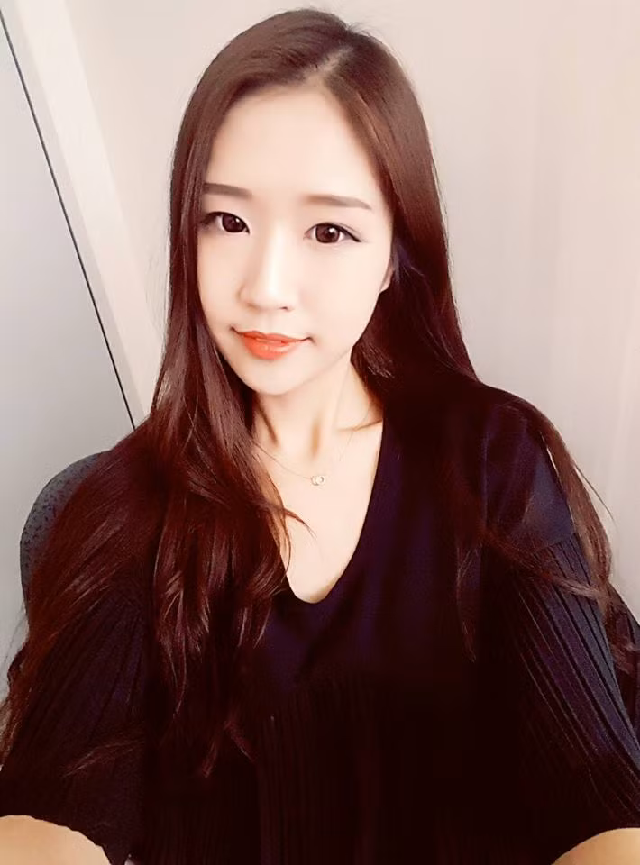 “Phong ba bão táp không bằng ngữ pháp Việt Nam” – câu nói này đủ để nói lên độ khó của tiếng Việt. Với Shin Jin Ju và nhiều người nước ngoài học tiếng Việt khác thì việc phát âm đúng các từ phổ biến đã là cả một sự khó khăn, chưa nói đến việc ghép vần, sử dụng đúng, thành thạo các loại dấu câu và học ngữ pháp. Thế nhưng bằng sự kiên trì, cô nữ sinh năm ba khoa Tiếng Việt, trường Đại học Ngoại ngữ Hàn Quốc vẫn tiến bộ rất nhanh và hiện đã khá tự tin với khả năng viết, giao tiếp bằng tiếng Việt của mình.