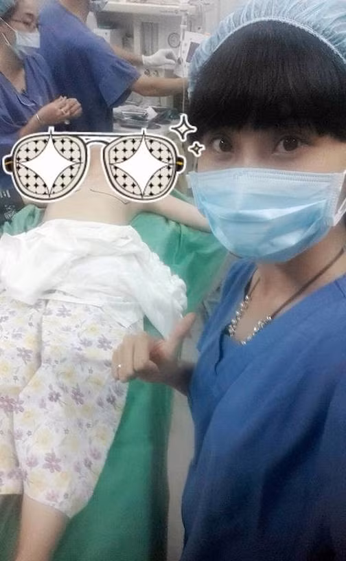 Loạt ảnh mô tả rõ ràng một người bạn đã đưa Ngọc Trinh đi phẫu thuật chuyển giới. Những công đoạn như chỉnh sửa vai, làm ngực cho Trinh đều được ghi lại bằng hình ảnh và khiến người xem không khỏi rùng mình khi cảm nhận được phần nào sự đau đớn về thể xác mà cô nàng phải chịu đựng.