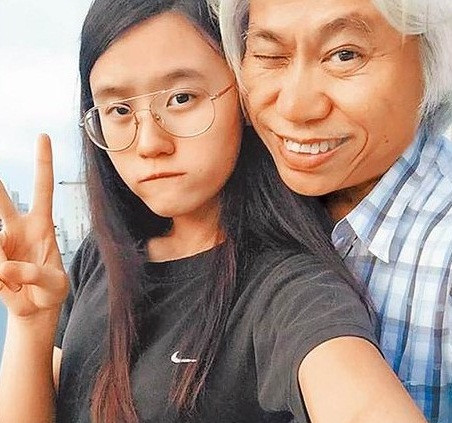 Trong suốt khoảng thời gian 3 năm, cặp đôi ông cháu này liên tục thể hiện rằng họ cảm thấy rất hạnh phúc. Trên trang cá nhân của Lâm Tĩnh Ân còn liên tục đăng tải những hình ảnh chộp khoảnh khắc cô gần gũi với người yêu đáng tuổi... ông của mình khiến cư dân mạng xôn xao, người phản đối, người đả kích, thậm chí còn cho rằng cặp đôi này quả thật khác người và... biến thái.