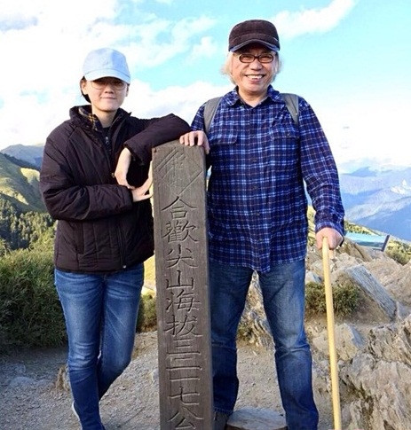 Cùng xem thêm một vài khoảnh khắc gần gũi, thân mật của cặp đôi đũa lệch, hơn kém nhau 40 tuổi Lý Khôn Thành và Lâm Tĩnh Ân.