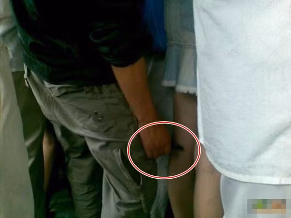 Thời gian gần đây, trên mạng xã hội Trung Quốc, Việt Nam và một vài quốc gia khác có quá nhiều vụ kẻ biến thái chụp lén vùng kín phụ nữ bị phanh phui. Nạn nhân của những kẻ này thường là các cô gái trẻ đẹp, mặc váy và lơi là, mất cảnh giác ở nhiều nơi công cộng, chốn đông người. Chỉ trong tích tắc, kẻ xấu hành sự nhanh như chớp nhưng vẫn không thể thoát khỏi sự theo dõi của các camera an ninh hoặc ai đó đi ngang qua vô tình nhìn thấy. Ảnh trong bài: QQ/Weibo/Sohu.