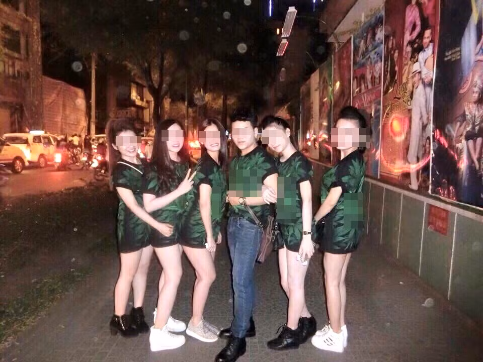 Theo cập nhật mới nhất về các quy định liên quan đến việc kinh doanh và sử dụng chiếc áo cần sa này thì, trong trường hợp, quần áo in lá cần sa được sản xuất và sử dụng chỉ mang tính chất thẩm mỹ chứ không nhằm mục đích quảng cáo thương mại thì cũng rất khó để các cơ quan chức năng chứng minh họ vi phạm để xử phạt. Và mặc dù quy định về xử phạt áo cần sa phải liên quan tới yếu tố quảng cáo nhưng nhiều người đã bắt đầu tẩy chay loại áo này sau khi biết thông điệp, hình ảnh xấu xí mà nó gửi gắm.