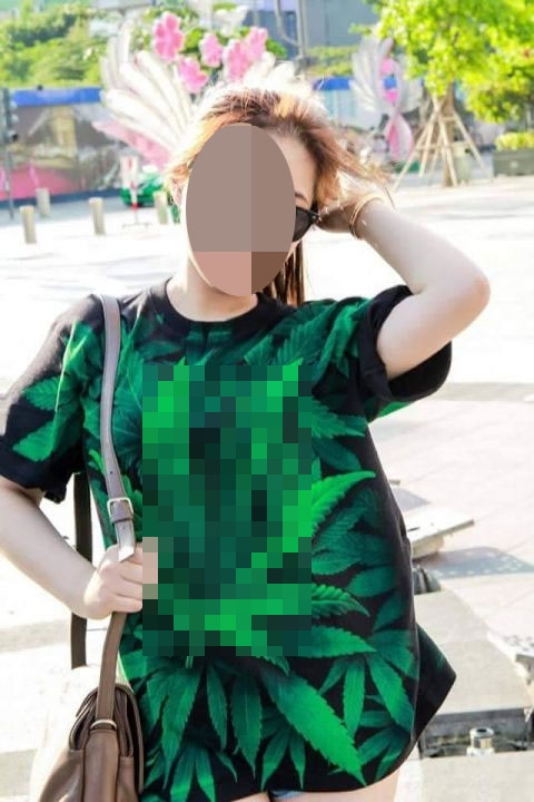 Mức phạt tiền rất nặng khiến cho nhiều bạn trẻ đã trót mua hoặc có ý định mua chiếc áo in hình lá cần sa bắt mắt này rơi vào trạng thái hoang mang, lo lắng. Từ đó nhiều cuộc tranh luận cũng nổ ra trên mạng xã hội xoay quanh vấn đề liệu có nên tẩy chay chiếc áo này hay không và cách xử phạt cũng như mức phạt cho những người mặc áo cần sa đã hợp lý hay chưa.