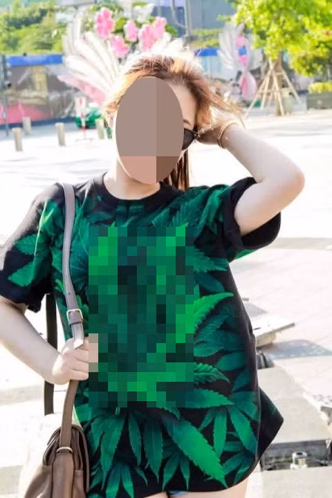 Mức phạt tiền rất nặng khiến cho nhiều bạn trẻ đã trót mua hoặc có ý định mua chiếc áo in hình lá cần sa bắt mắt này rơi vào trạng thái hoang mang, lo lắng. Từ đó nhiều cuộc tranh luận cũng nổ ra trên mạng xã hội xoay quanh vấn đề liệu có nên tẩy chay chiếc áo này hay không và cách xử phạt cũng như mức phạt cho những người mặc áo cần sa đã hợp lý hay chưa.