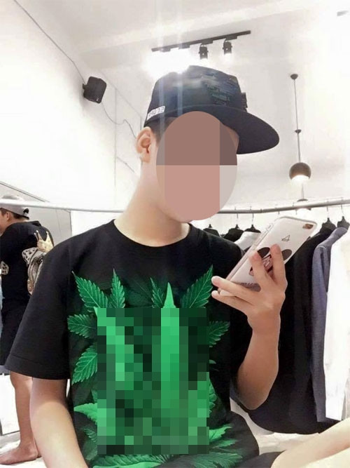 Tuy nhiên, thời gian gần đây báo chí rộ lên thông tin có thể xử phạt người mặc áo cần sa với số tiền từ vài chục đến cả trăm triệu đồng. Nguyên nhân do cần sa hiện vẫn nằm trong danh mục những chất cấm, ma túy bị cấm buôn bán, lan truyền ở Việt Nam. Cụ thể, Theo quy định tại Điều 9, Nghị định 60/2014/NĐ-CP về quản lý hoạt động in ấn, thuốc phiện, ma túy, cần sa là những tệ nạn xã hội cấm kinh doanh, cấm sử dụng. Do đó, việc in ấn lá cần sa, thuốc phiện lên trên áo sẽ bị xử lý theo quy định của pháp luật. Ngoài ra, thuốc phiện, ma túy, cần sa là những loại hàng hóa nghiêm cấm tuyệt đối việc kinh doanh và lưu thông trên thị trường, theo quy định tại Điều 7 và Điều 8 Luật Quảng cáo, hàng hóa.